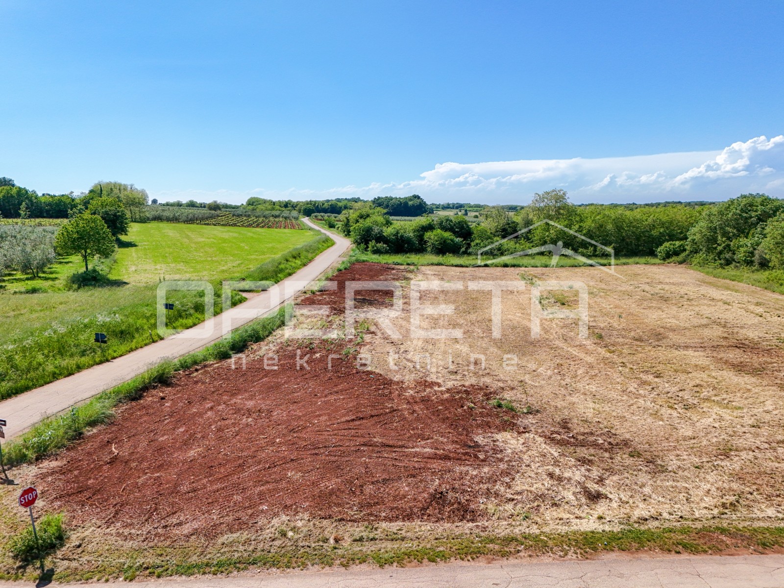 Na prodej atraktivní zemědělská půda o rozloze 881 m², ideální pro víkendový odpočinek a únik z…