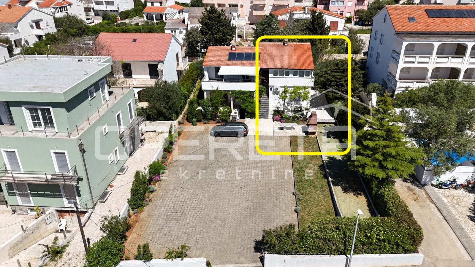Novalja – Semi-detached house with 2 three-bedroom apartments and a yard