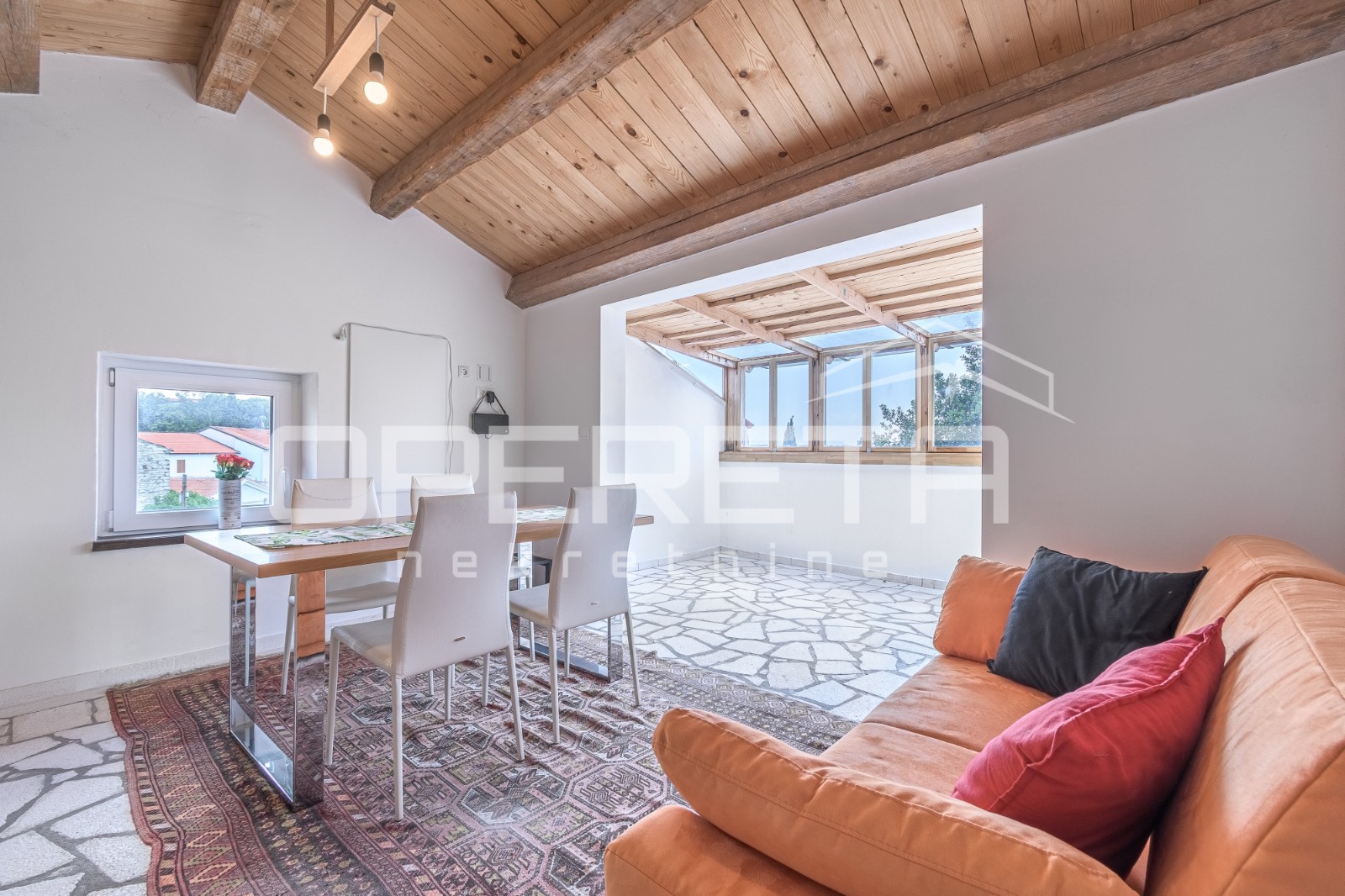 Zum Verkauf steht ein charmantes Haus mit einer Fläche von 102 m², gelegen in einem ruhigen Teil…