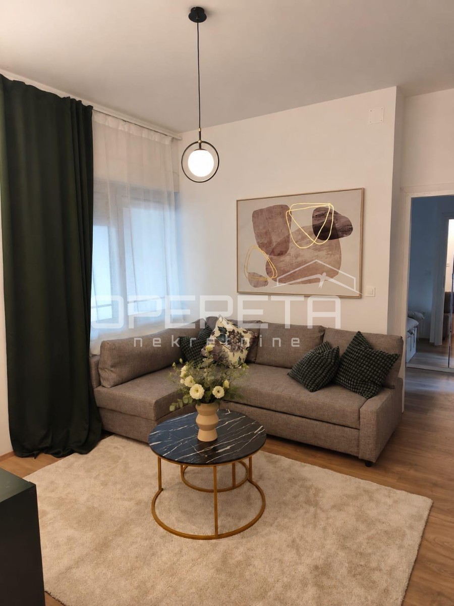 Vermietet wird eine moderne, geräumige und möblierte Drei-Zimmer-Wohnung im Stadtzentrum. Die…