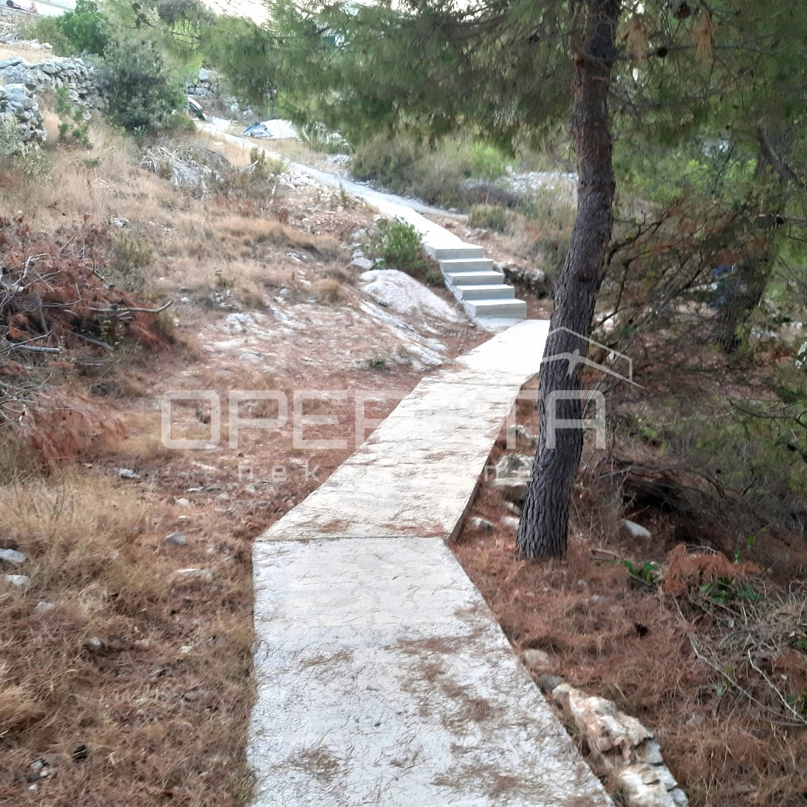 Atraktivno gradbeno zemljišče površine 418 m², nameščeno na eni izmed najlepših lokacij na otoku…
