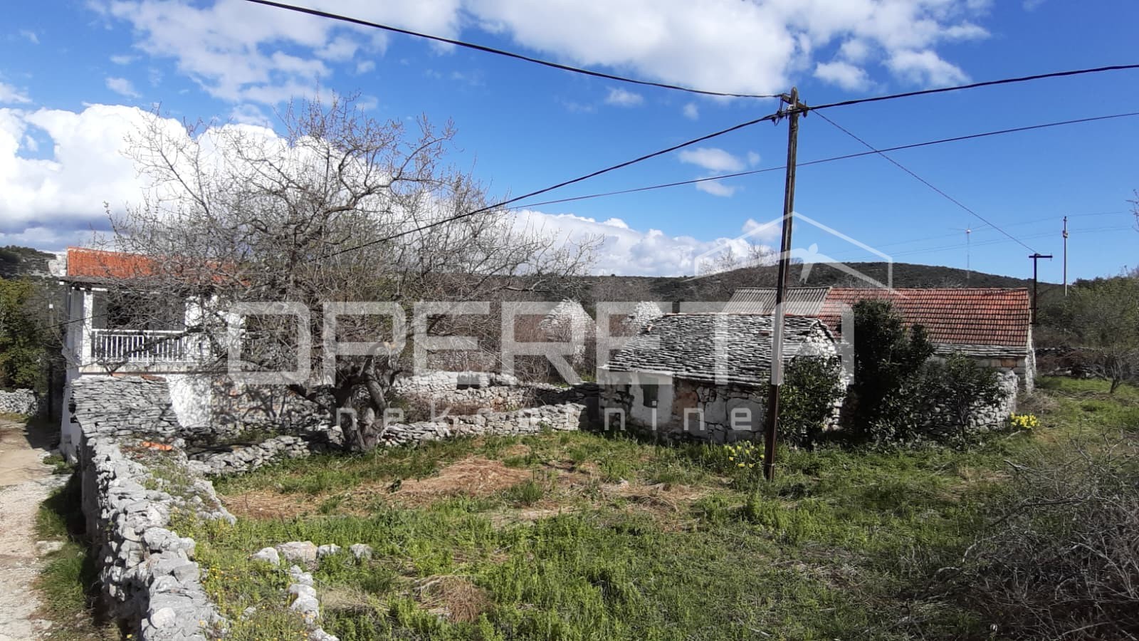 Avtentična stara dalmatinska posest, ki se nahaja v mirni uvali Grabule na otoku Drveniku Velikom…